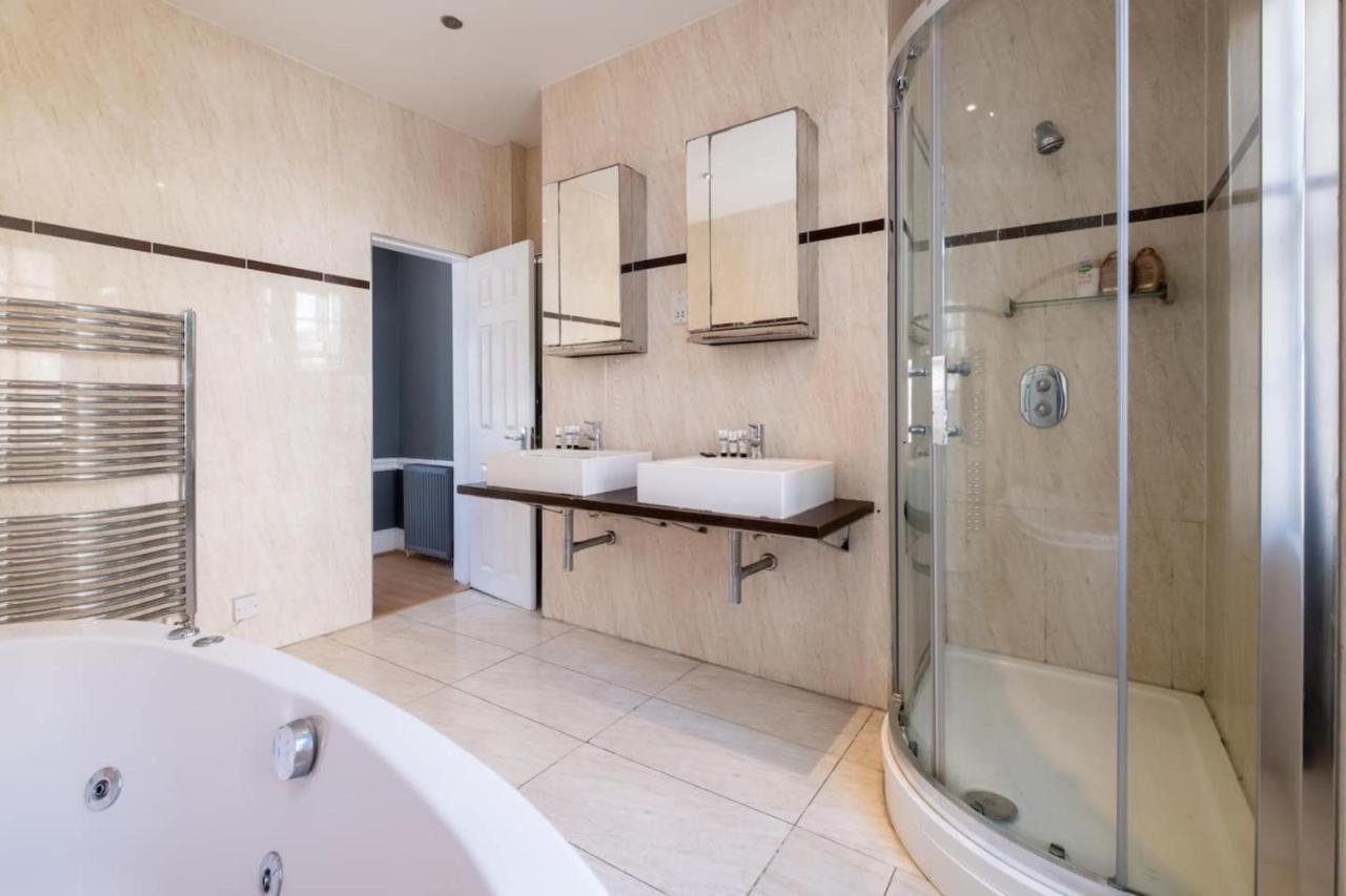 Large Townhouse Close To Pier Holiday home *