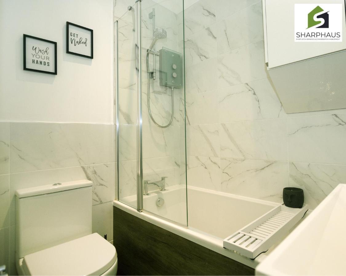 Hidden 2-bed Oasis With Courtyard Garden By Sharphaus Short Lets & Serviced Management Apartment *