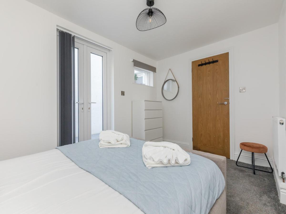 Stylish 2-bedroom Flat With Patio And Garden Apartment *