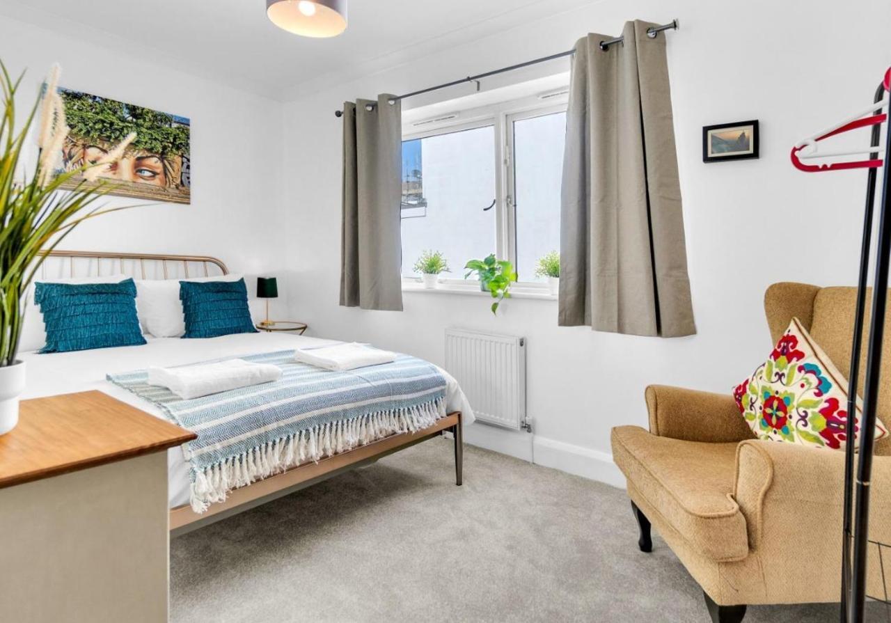 Holiday home Golden Sunset House With Free Parking By My Getaways