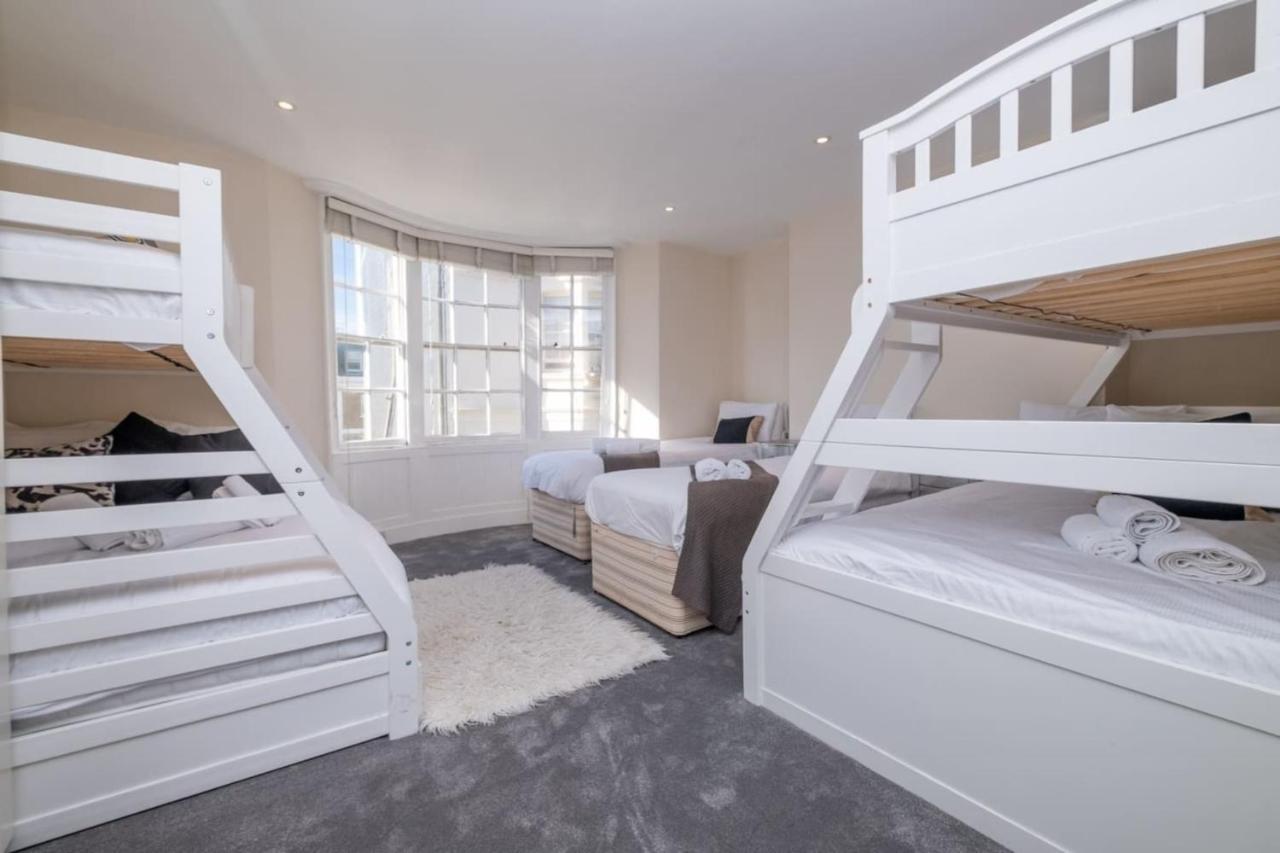 Large Townhouse Close To Pier *