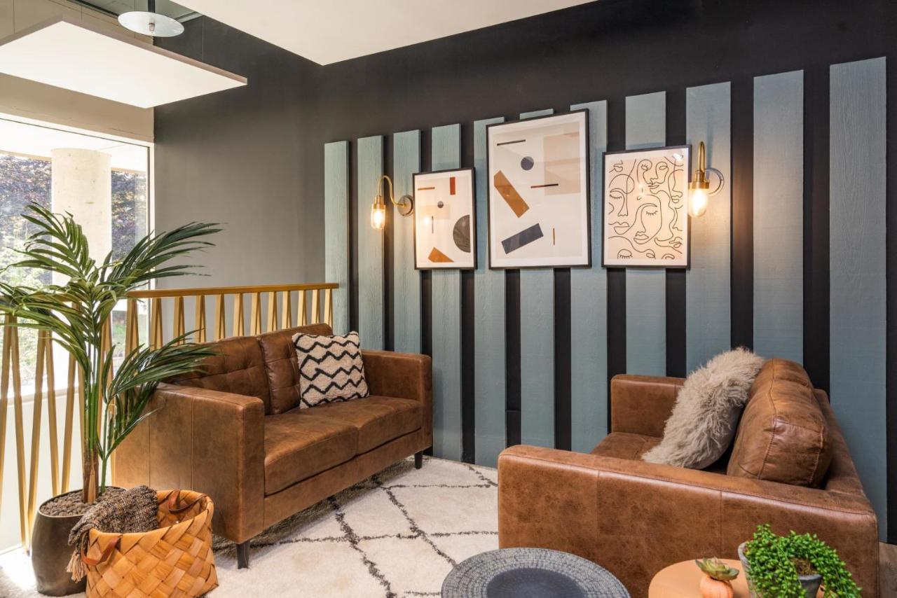 Hillfort House: Modern With Shared Kitchen In Apartment