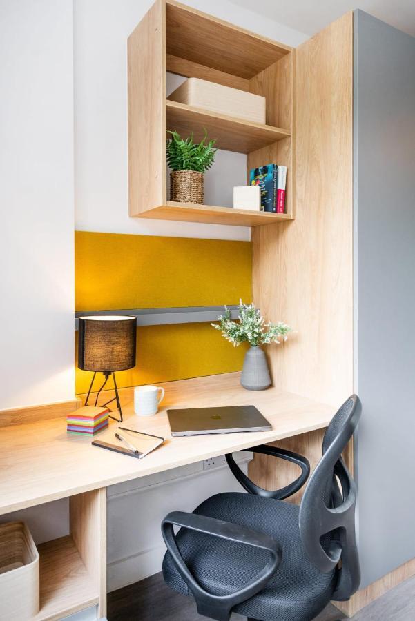 Hillfort House: Modern With Shared Kitchen In Apartment *