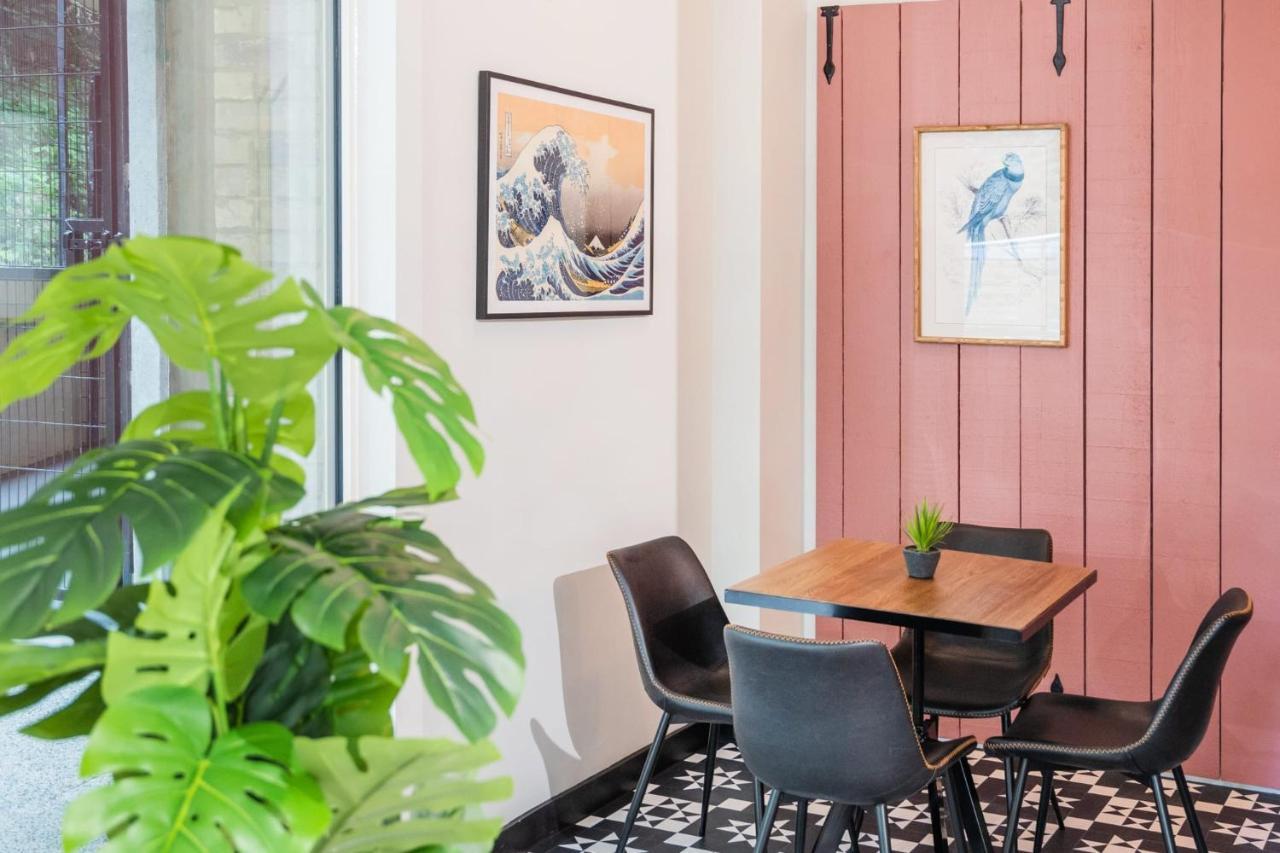 Hillfort House: Modern With Shared Kitchen In Apartment *