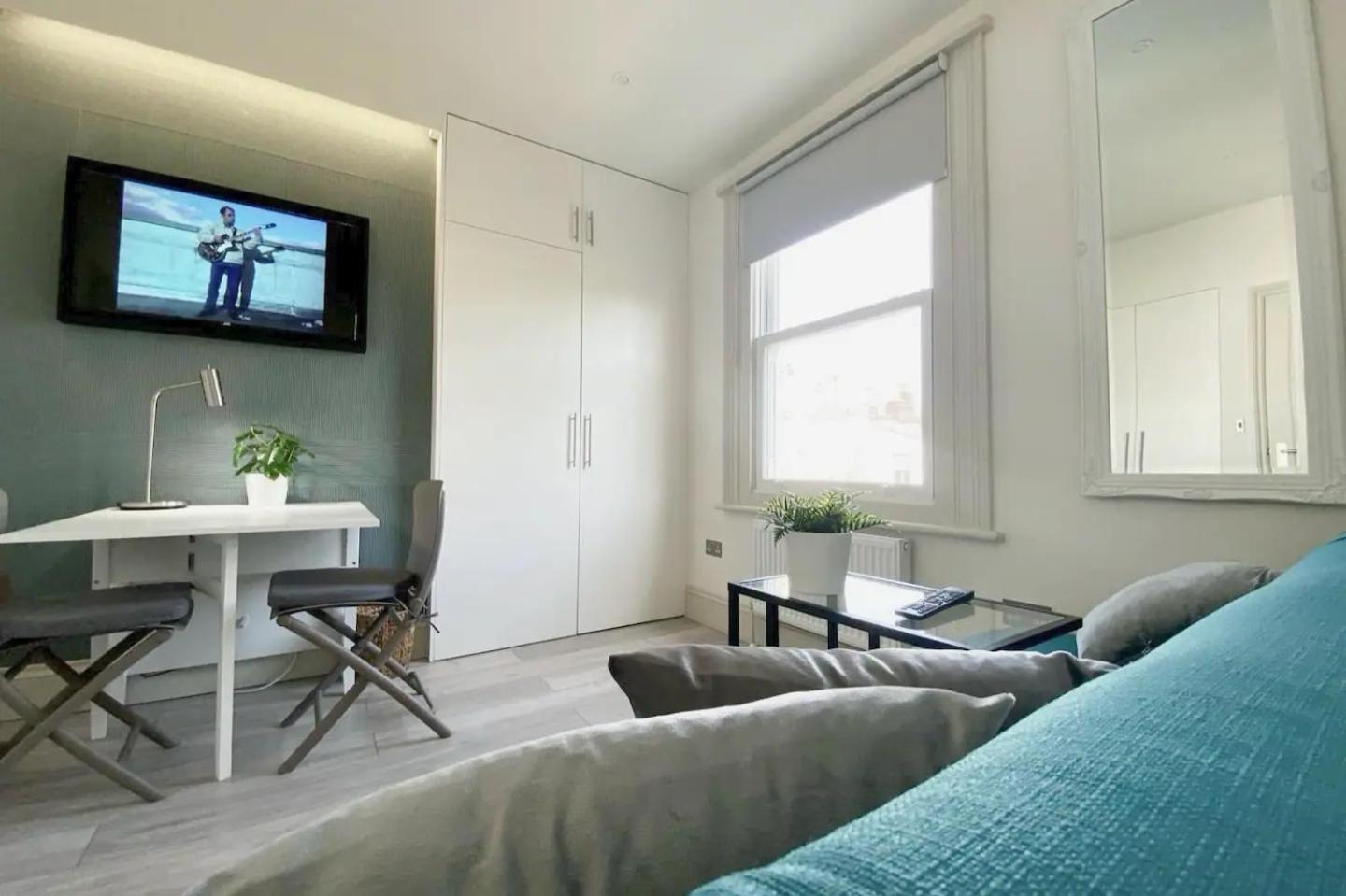 05 Stylish Steps From Sea, Bars & Promenade Apartment Brighton