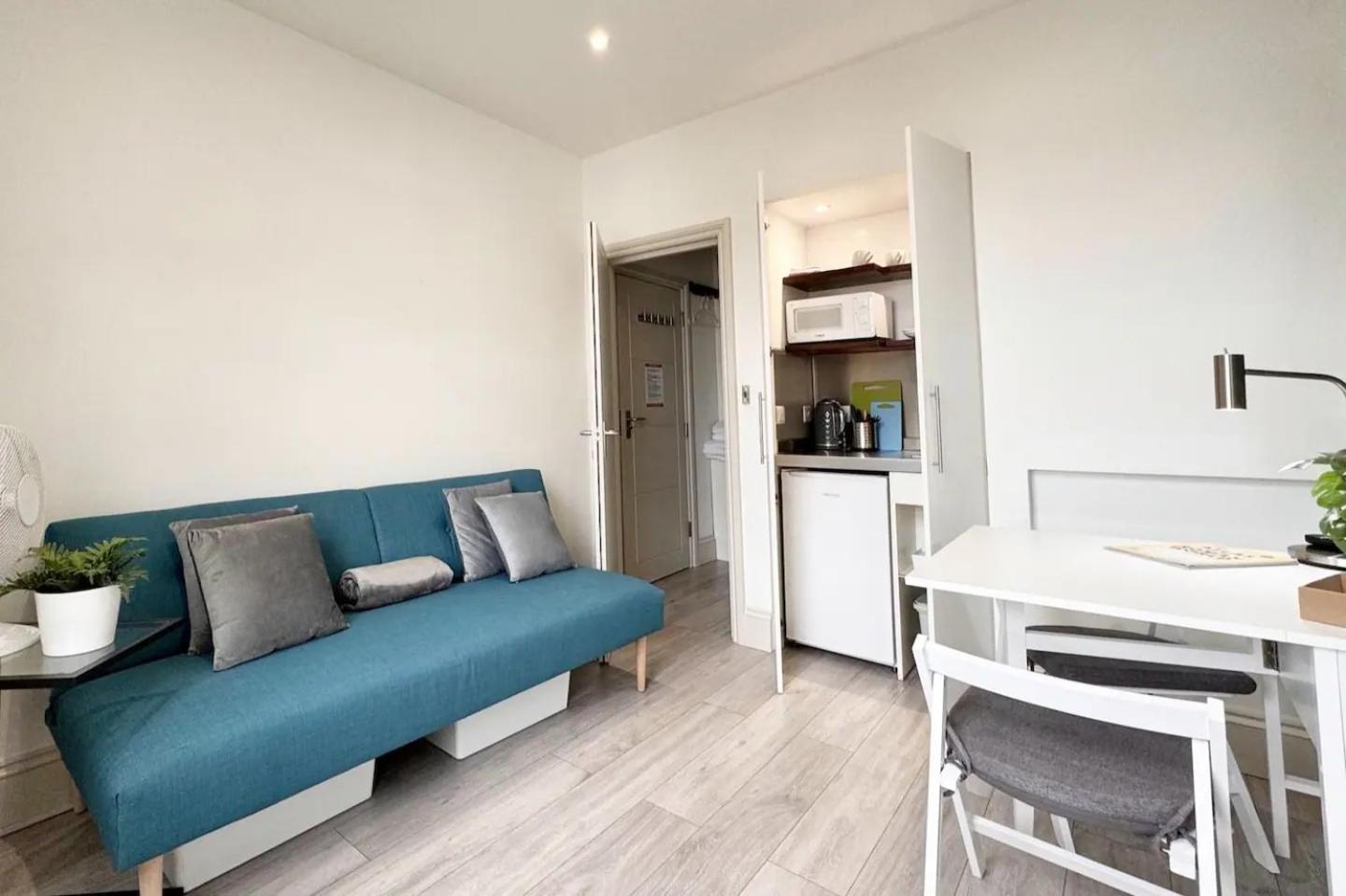 05 Stylish Steps From Sea, Bars & Promenade Apartment *