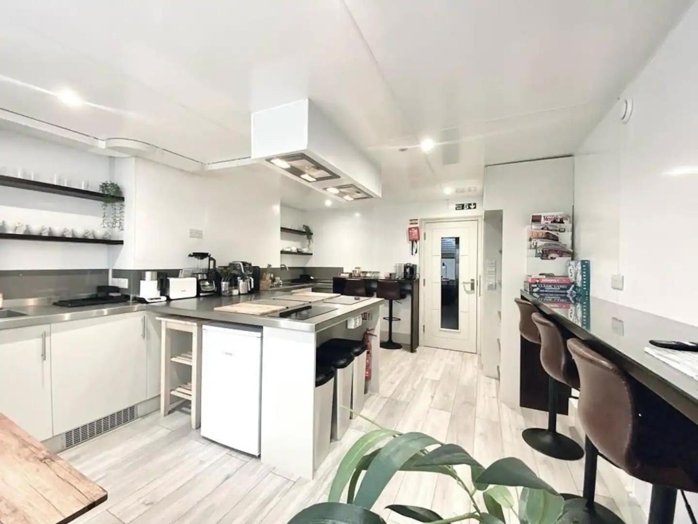 05 Stylish Steps From Sea, Bars & Promenade Apartment Brighton