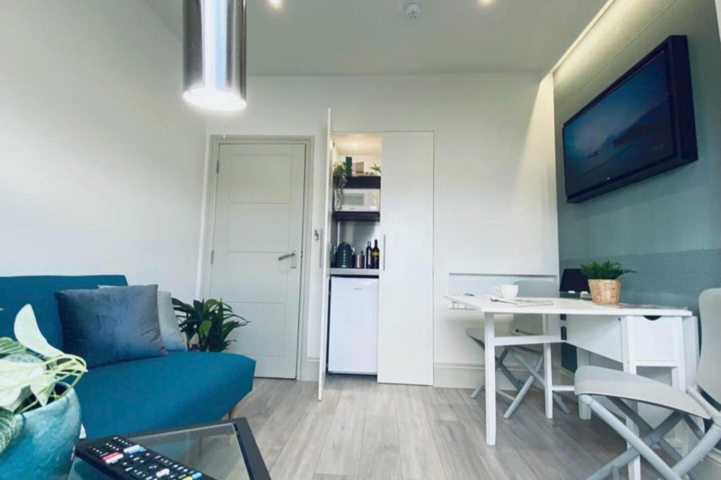 05 Stylish Steps From Sea, Bars & Promenade Apartment *