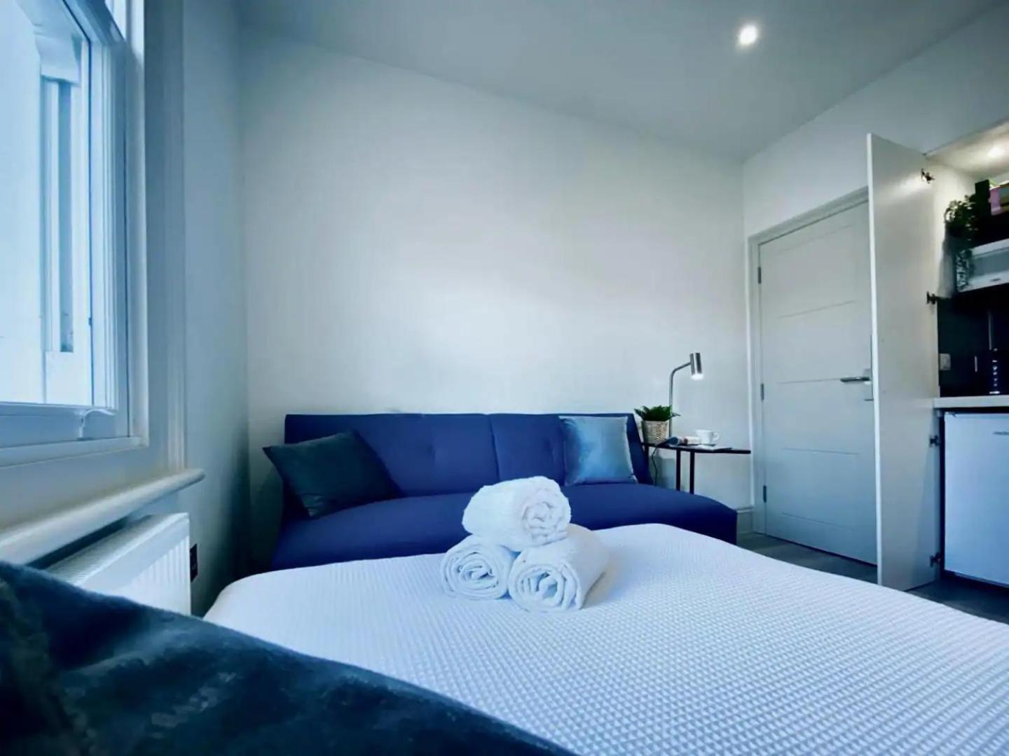 05 Stylish Steps From Sea, Bars & Promenade Apartment