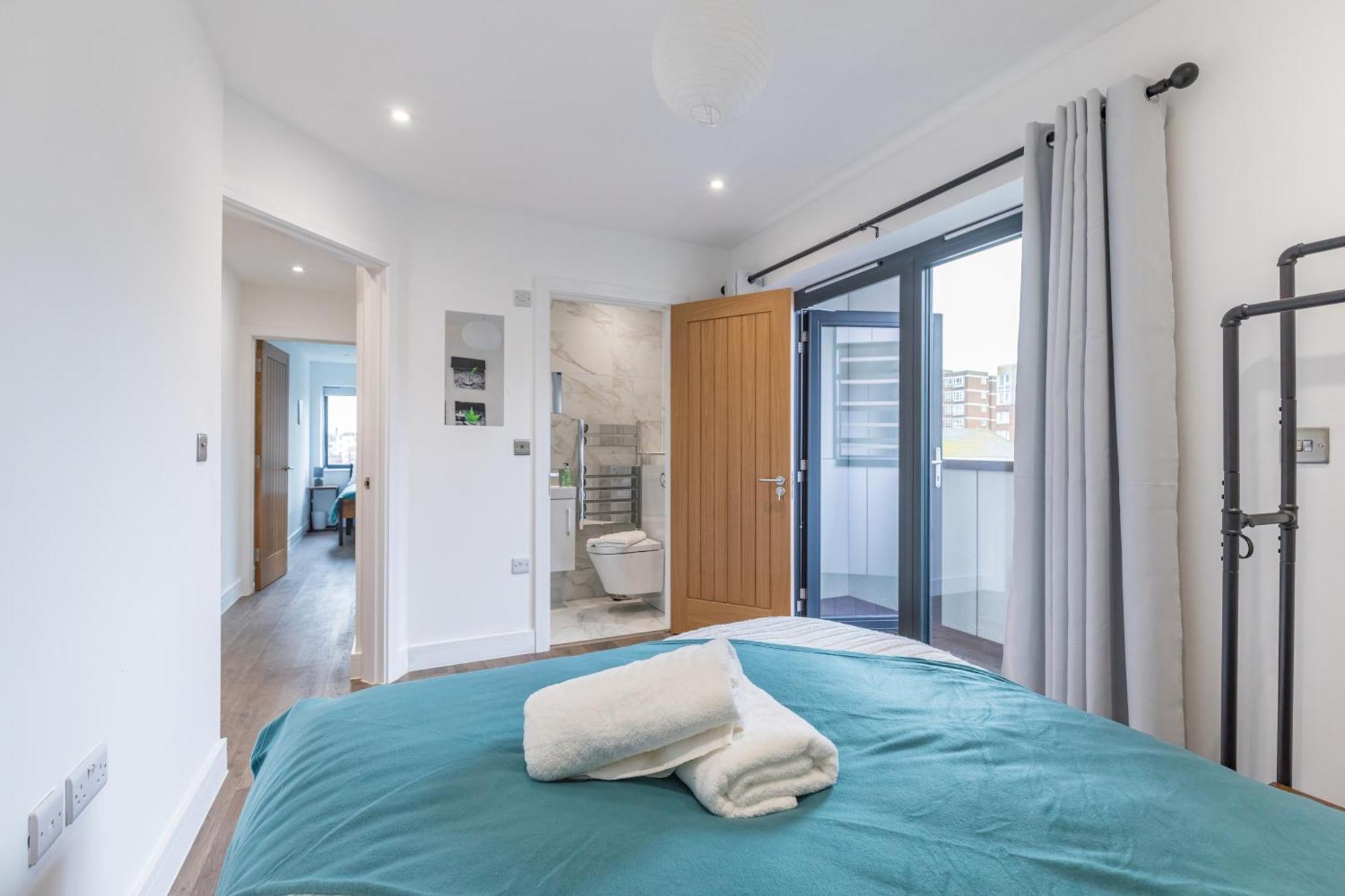2 Bed 2 Bath Near College, Beach, Hospital - Long Offers * Brighton