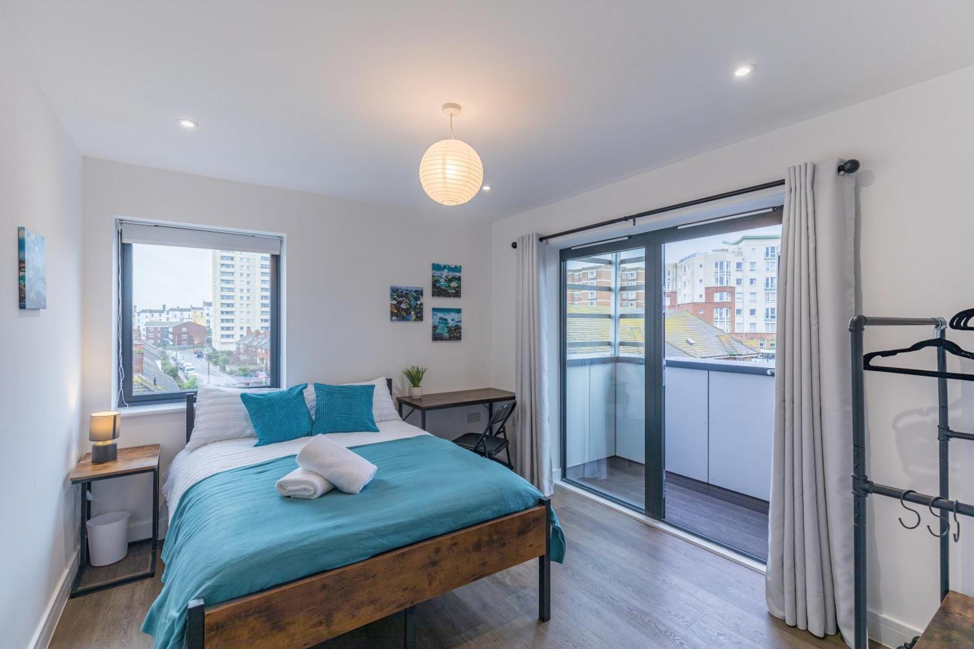 2 Bed 2 Bath Near College, Beach, Hospital - Long Offers * Brighton
