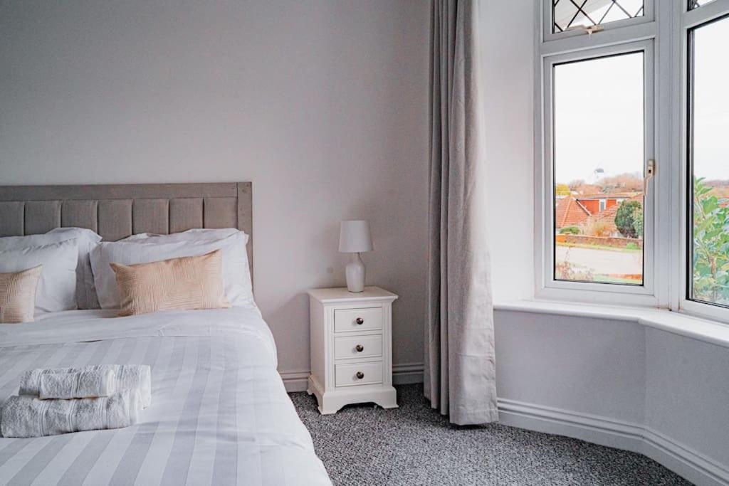 Tu Casa , A Beautiful & Peaceful 4 Bedroom House With Garden, Bbq Area , Ev & Parking Holiday home Brighton