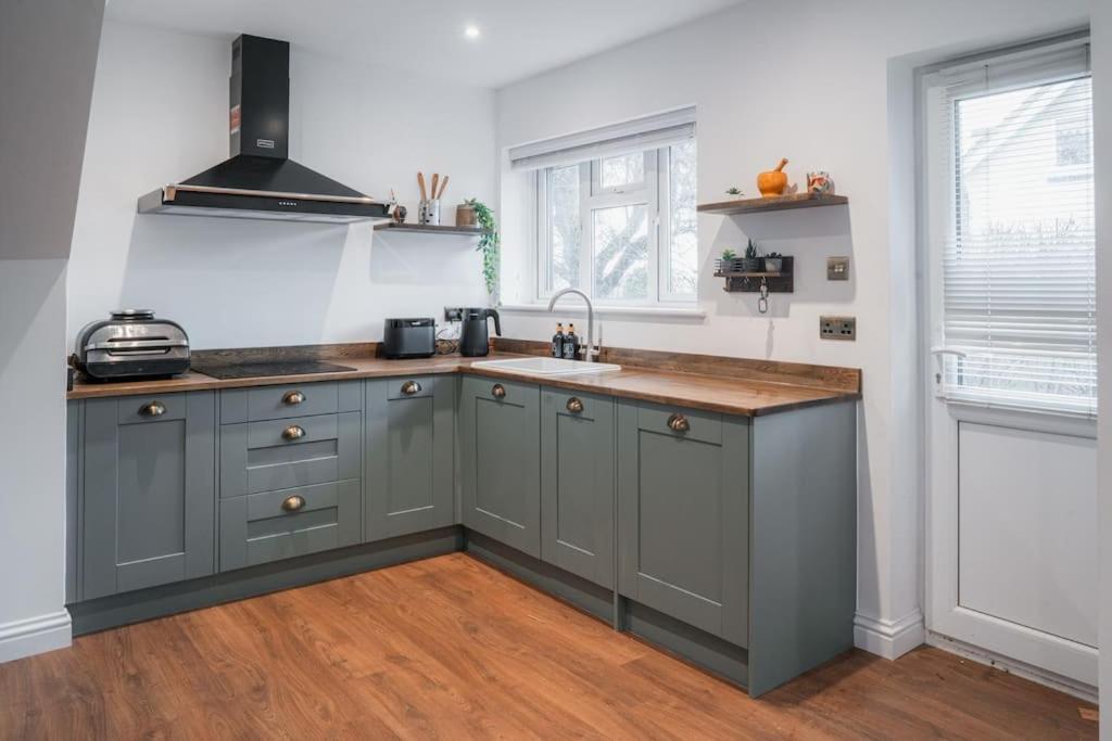 Tu Casa , A Beautiful & Peaceful 4 Bedroom House With Garden, Bbq Area , Ev & Parking