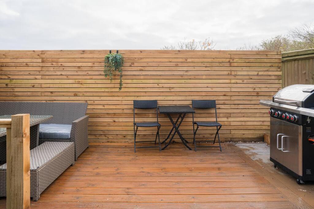 Tu Casa , A Beautiful & Peaceful 4 Bedroom House With Garden, Bbq Area , Ev & Parking *
