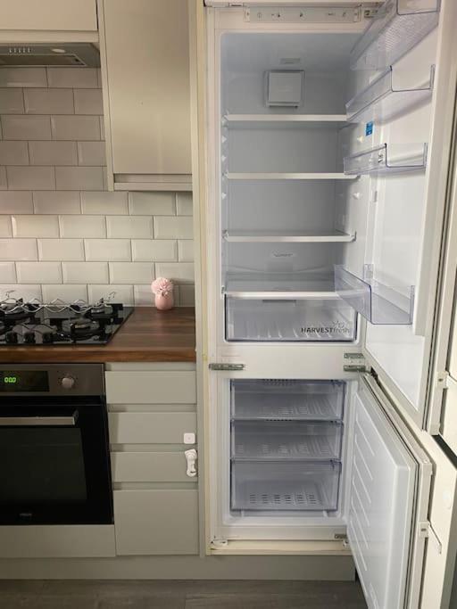 New Free Parking Sleeps 6 Apartment *