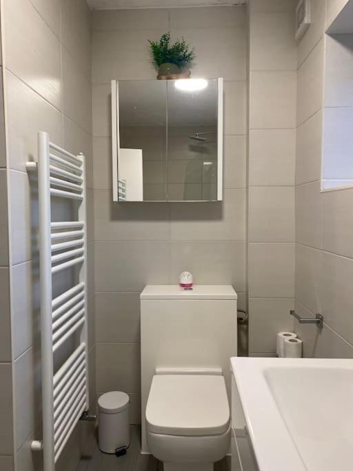 Apartment New Free Parking Sleeps 6