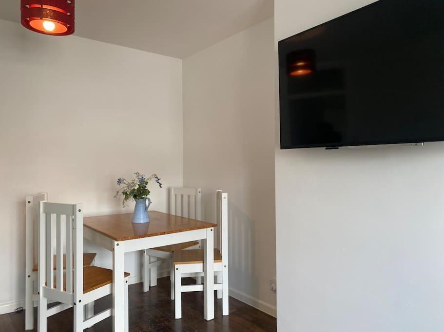 Apartment New Free Parking Sleeps 6 *