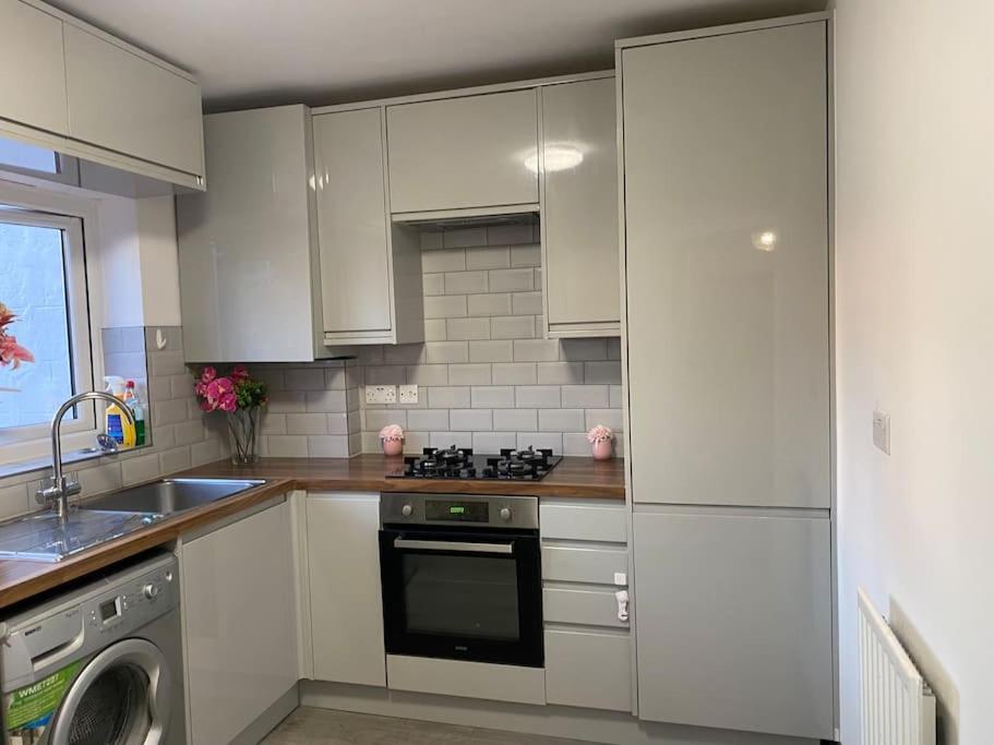 New Free Parking Sleeps 6 *
