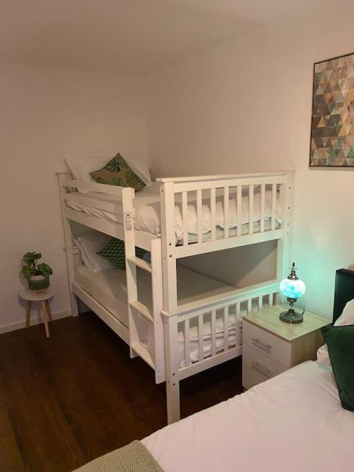 Apartment New Free Parking Sleeps 6