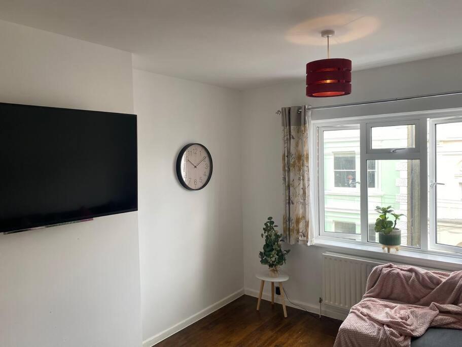 Apartment New Free Parking Sleeps 6