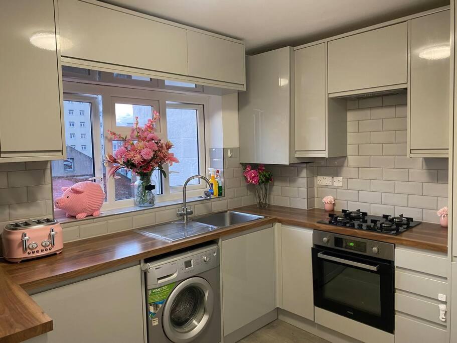 New Free Parking Sleeps 6 *