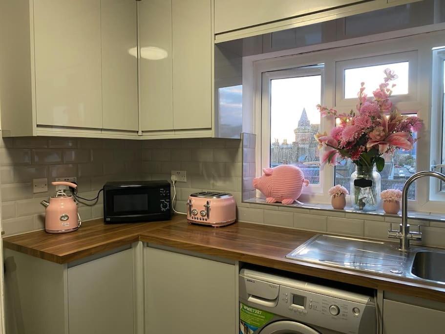 Apartment New Free Parking Sleeps 6