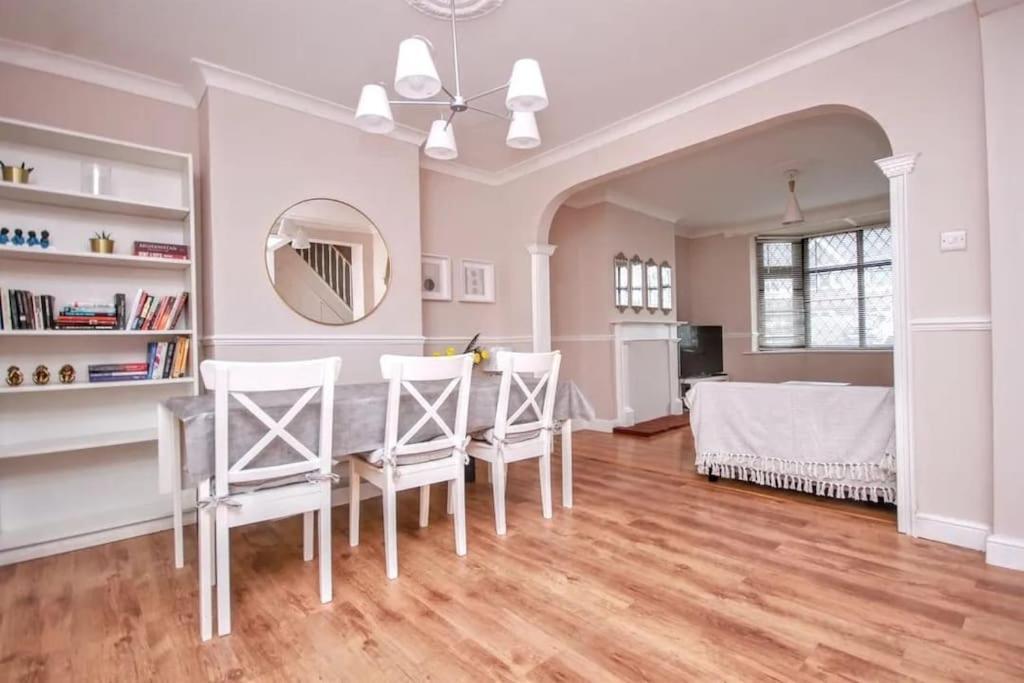 Beautiful Bright Three Bedroom House In And With Free Parking Brighton