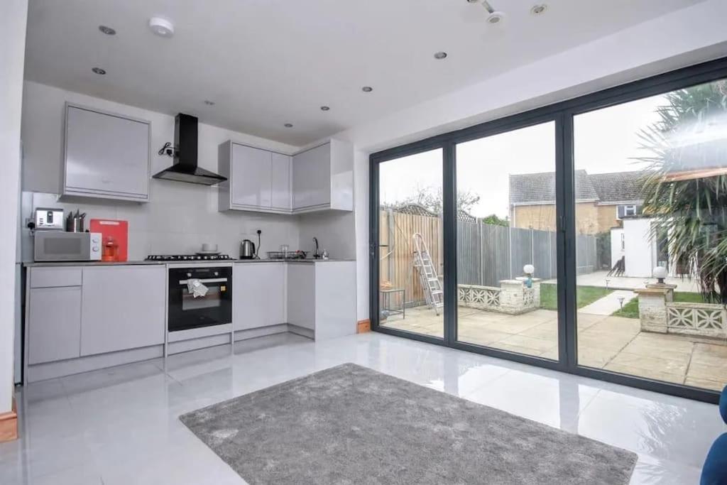 Beautiful Bright Three Bedroom House In And With Free Parking