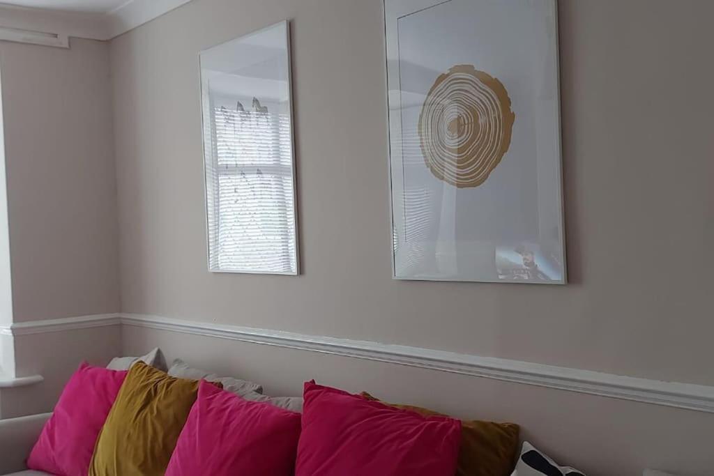 Holiday home Beautiful Bright Three Bedroom House In And With Free Parking