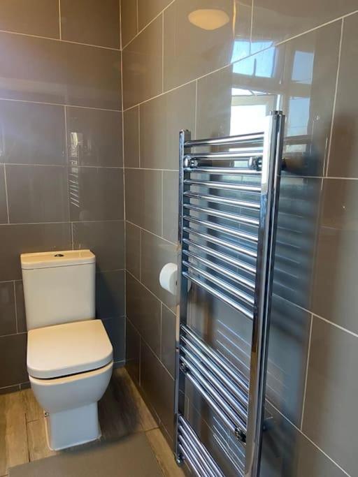 Beautiful Bright Three Bedroom House In And With Free Parking