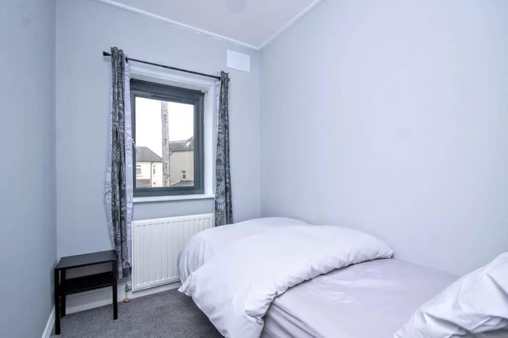 Holiday home Beautiful Bright Three Bedroom House In And With Free Parking
