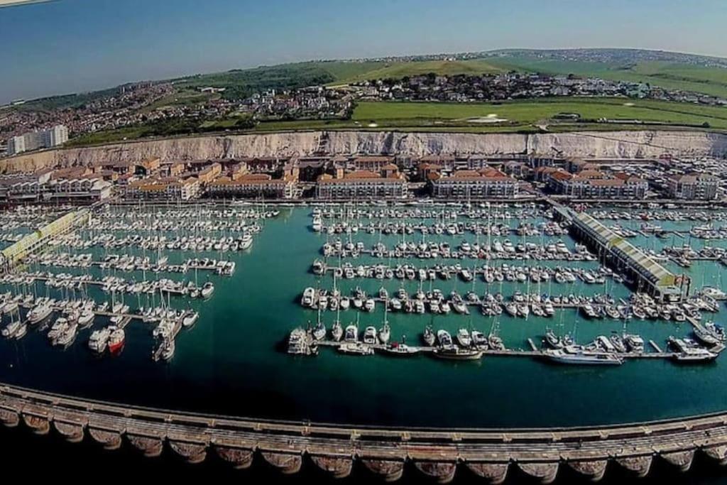 Apartment Marina Waves Apartment- Brighton, Free Parking, Patio, Ground-floor Home, Sleeps 3