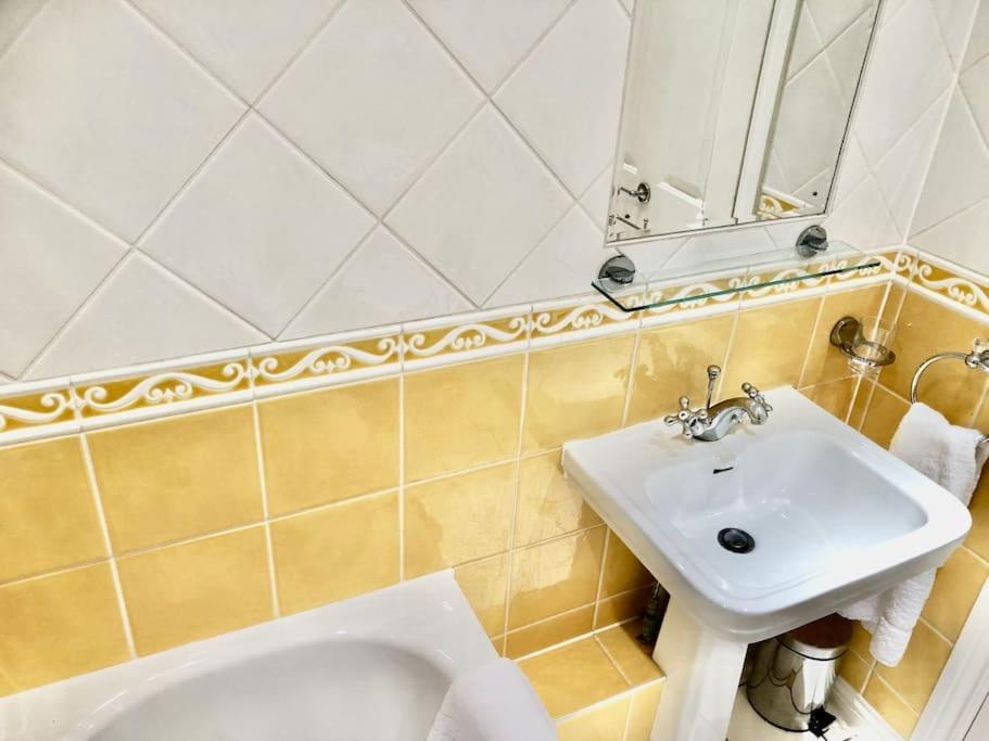 Apartment Marina Waves Apartment- Brighton, Free Parking, Patio, Ground-floor Home, Sleeps 3 Brighton