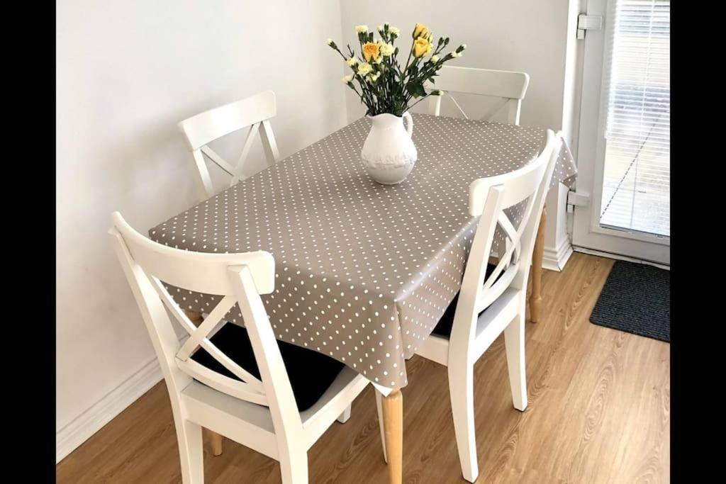 Apartment Marina Waves Apartment- Brighton, Free Parking, Patio, Ground-floor Home, Sleeps 3 *
