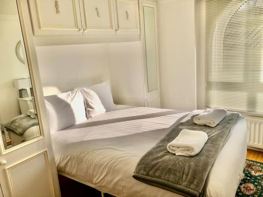 Marina Waves Apartment- Brighton, Free Parking, Patio, Ground-floor Home, Sleeps 3 Brighton