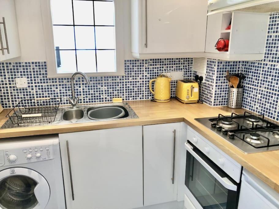 Apartment Marina Waves Apartment- Brighton, Free Parking, Patio, Ground-floor Home, Sleeps 3 *