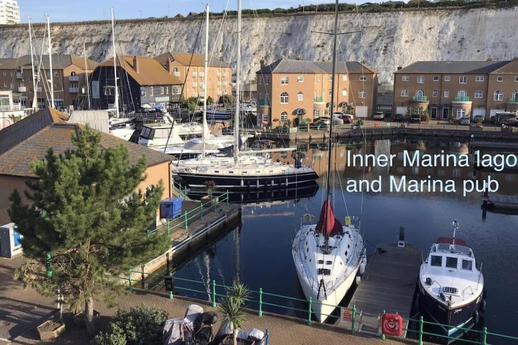 Apartment Marina Waves Apartment- Brighton, Free Parking, Patio, Ground-floor Home, Sleeps 3