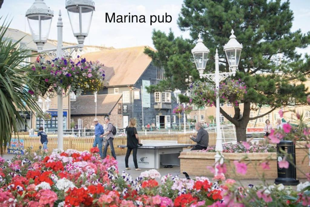 Apartment Marina Waves Apartment- Brighton, Free Parking, Patio, Ground-floor Home, Sleeps 3 *