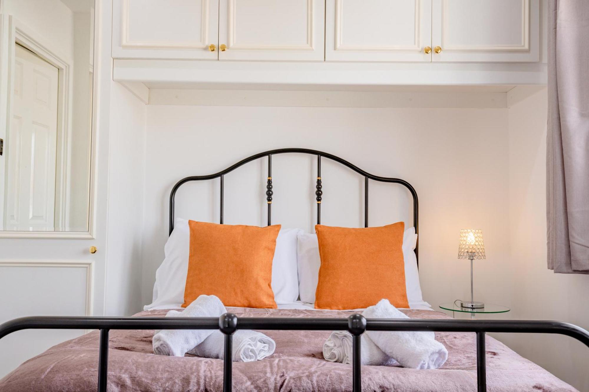 Guest Homes - Araminta *