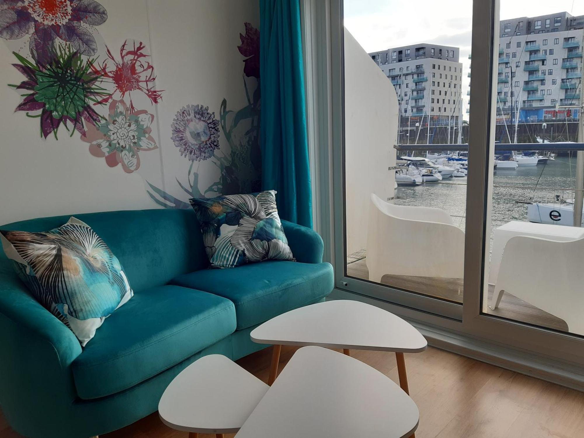 Chic In The Heart Of Marina Apartment