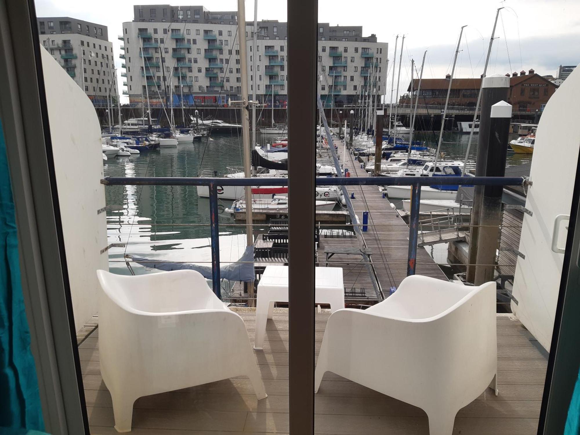 Chic In The Heart Of Marina Apartment *