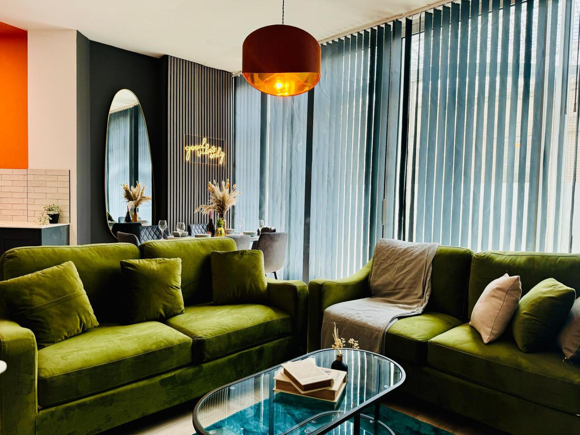 Apartment Next To 3 Bedroom & 2 Bathroom Flat Sleep 12 Guests