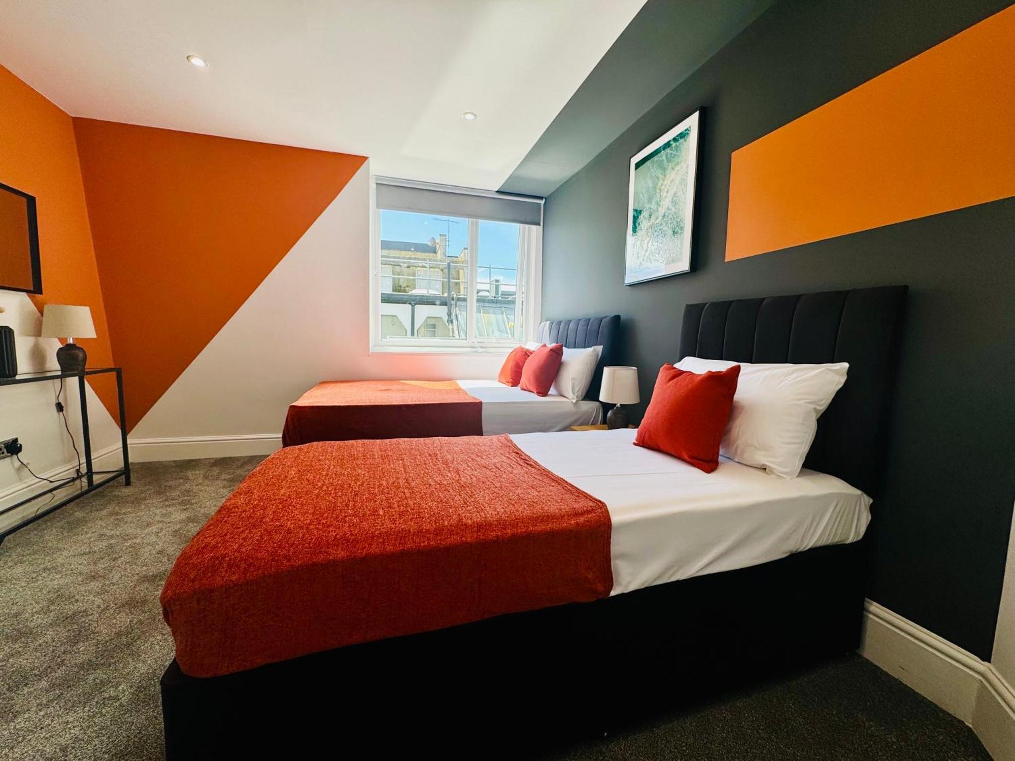 Next To 3 Bedroom & 2 Bathroom Flat Sleep 12 Guests Apartment