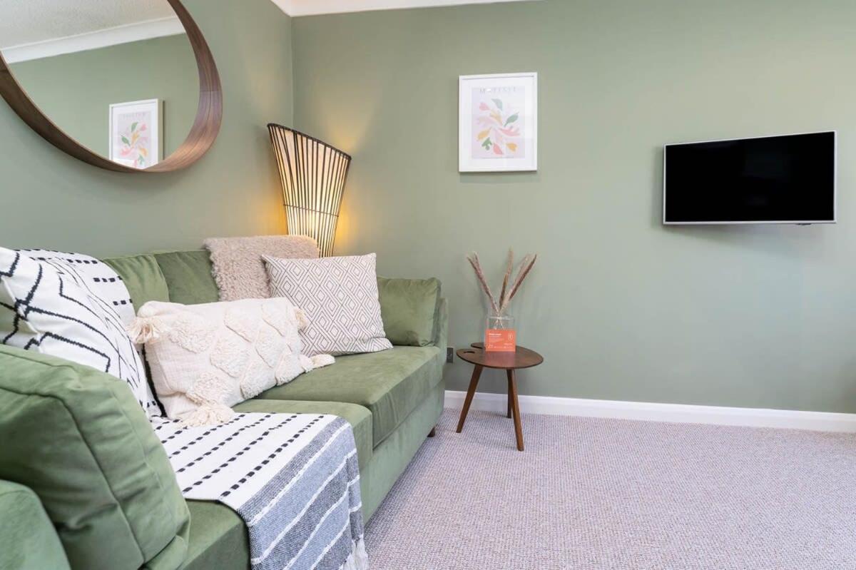 Host & - Round Hill Apartment *