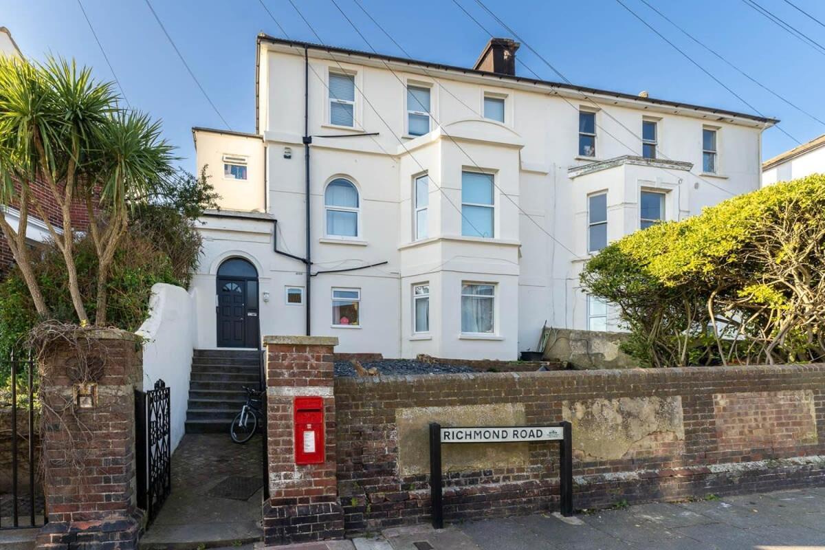 Host & - Round Hill Apartment Brighton