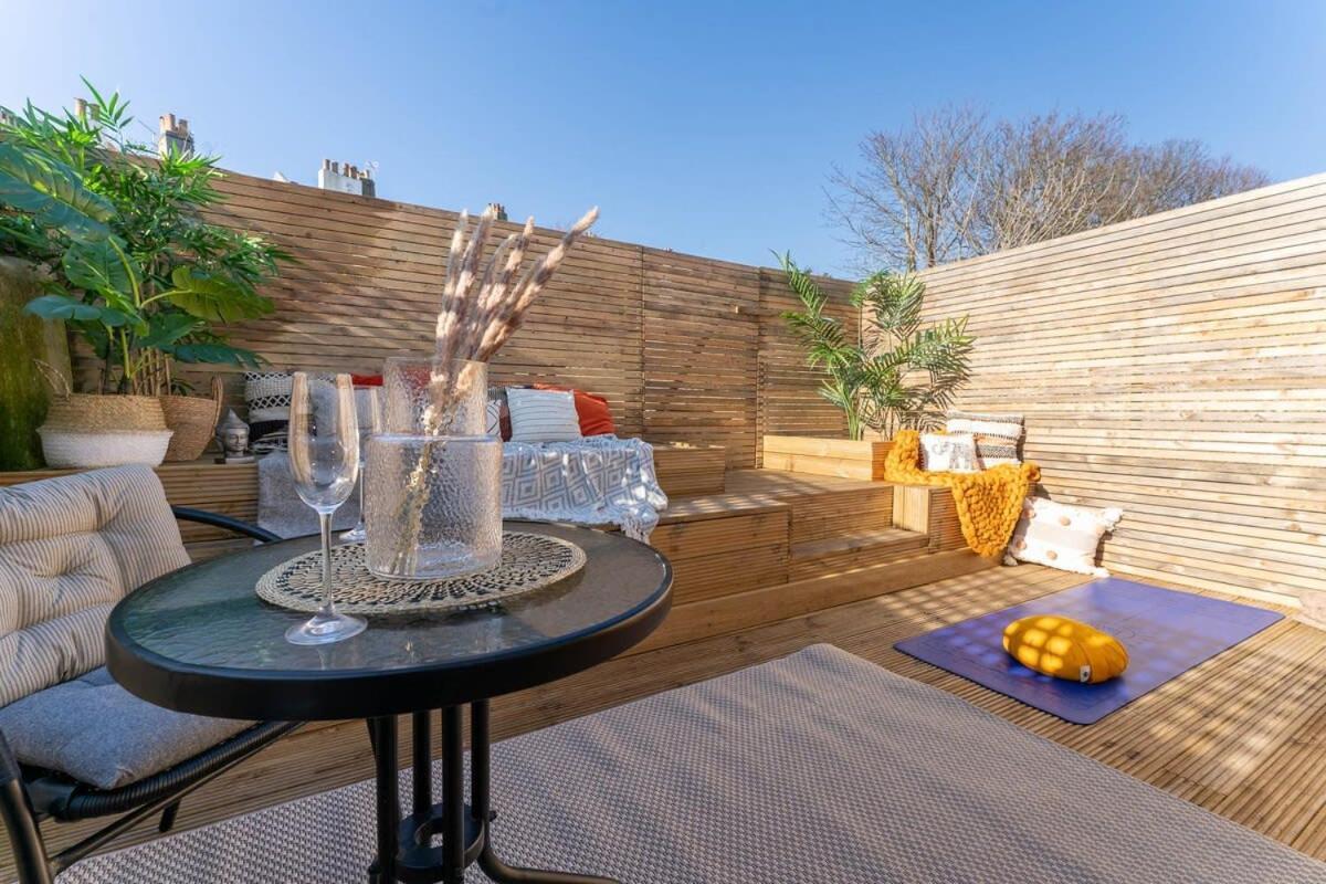 Host & - Round Hill Apartment *