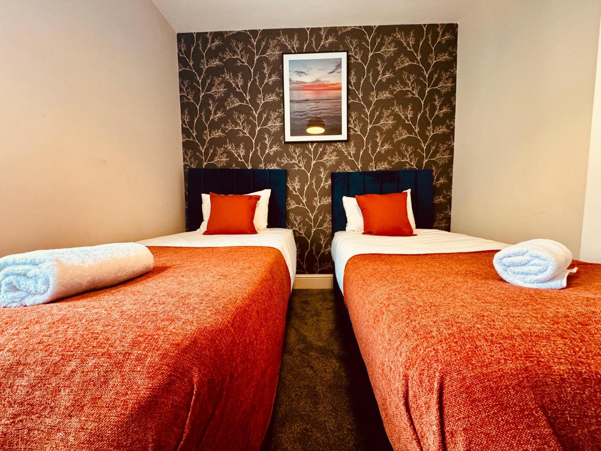 2 Bedroom Flat Next To & Churchill Square Apartment *