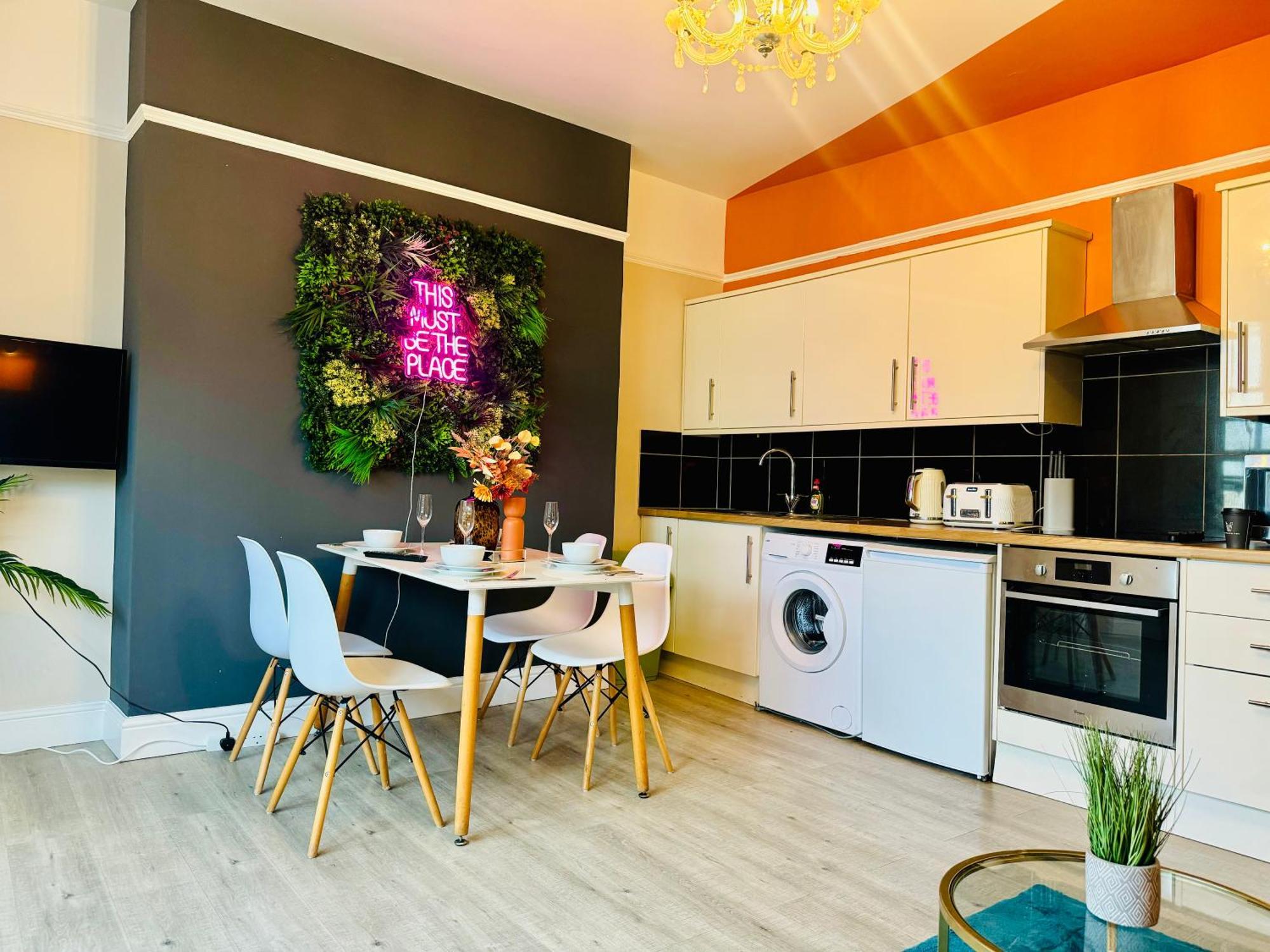 Apartment 2 Bedroom Flat Next To & Churchill Square
