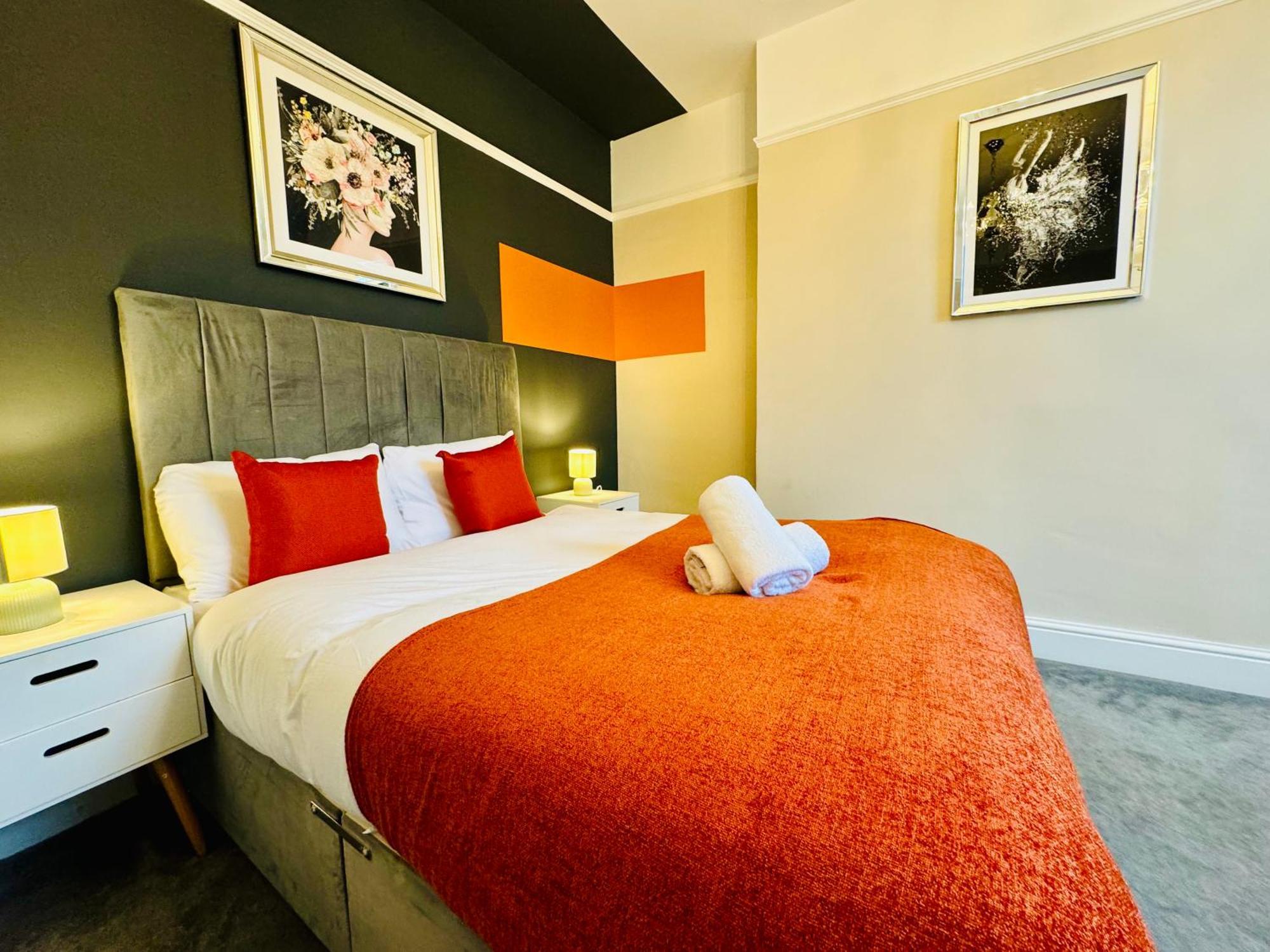 2 Bedroom Flat Next To & Churchill Square