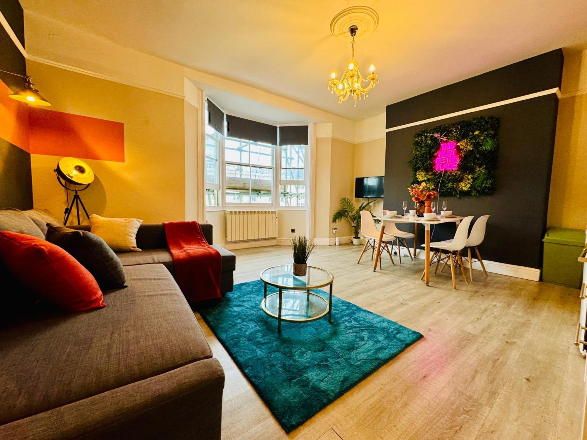 2 Bedroom Flat Next To & Churchill Square Apartment